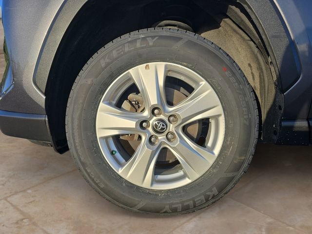 Used 2021 Toyota RAV4 XLE AWD/4WD image 14