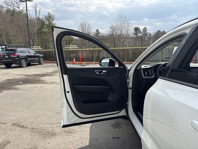 Used 2025 Volvo XC60 B5 Plus image 23