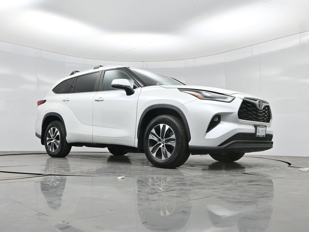 Used 2023 Toyota Highlander XLE AWD/4WD image 2