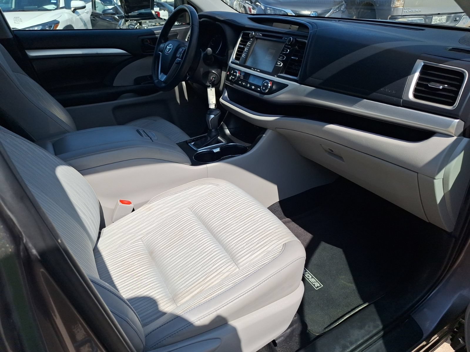 Used 2019 Toyota Highlander Plus FWD image 32