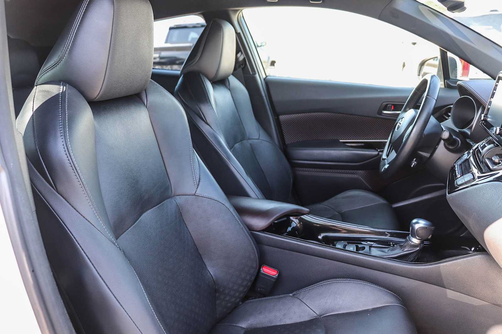 Used 2019 Toyota C-HR Limited FWD image 16