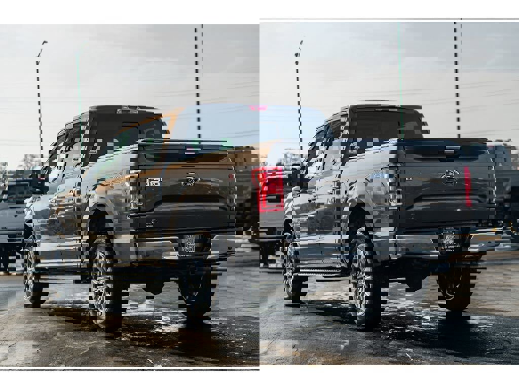 Used 2015 Ford F150 XLT w/ Equipment Group 302A Luxury image 3