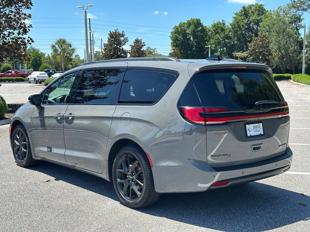 Used 2025 Chrysler Pacifica Limited FWD image 3