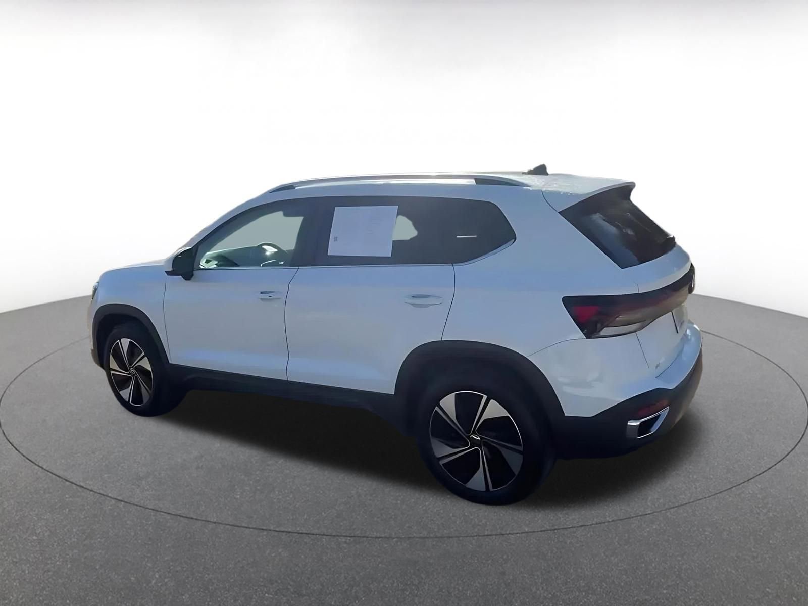 Used 2025 Volkswagen Taos SE image 10