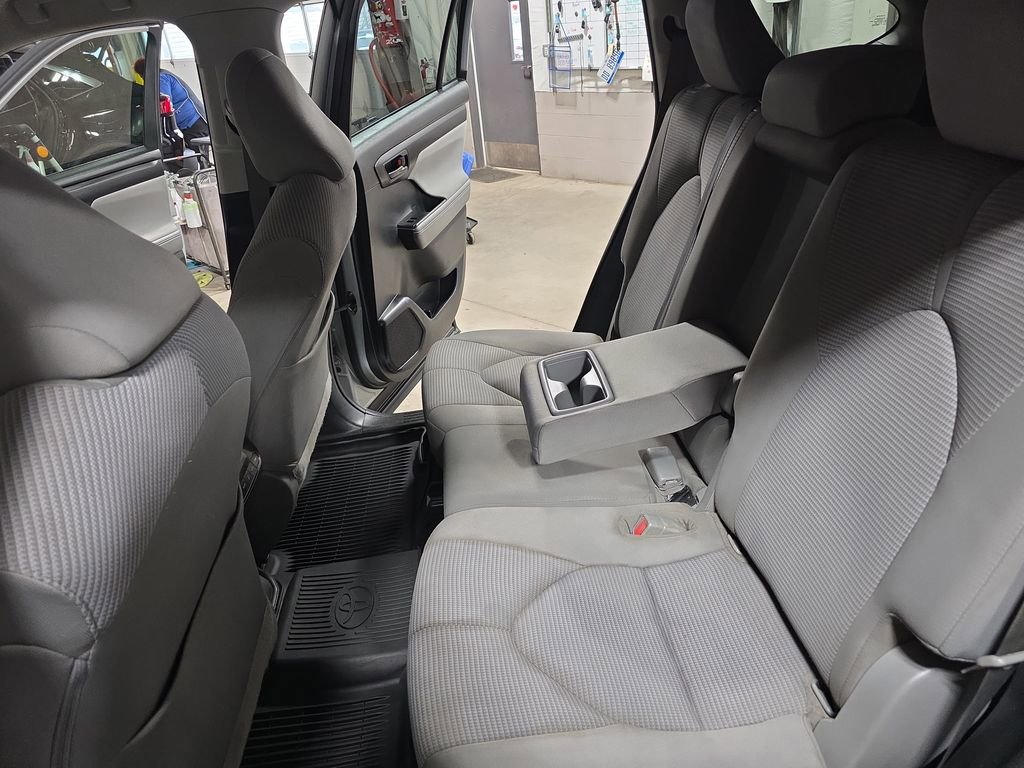 Used 2021 Toyota Highlander L image 15