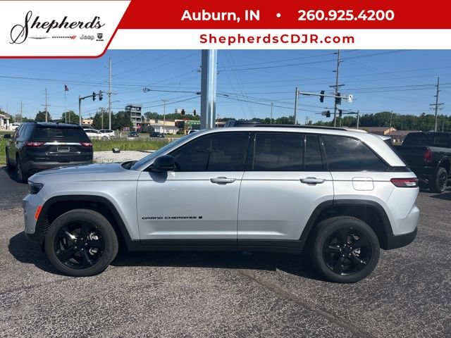 Used 2023 Jeep Grand Cherokee Limited w/ Luxury Tech Group II AWD/4WD image 1