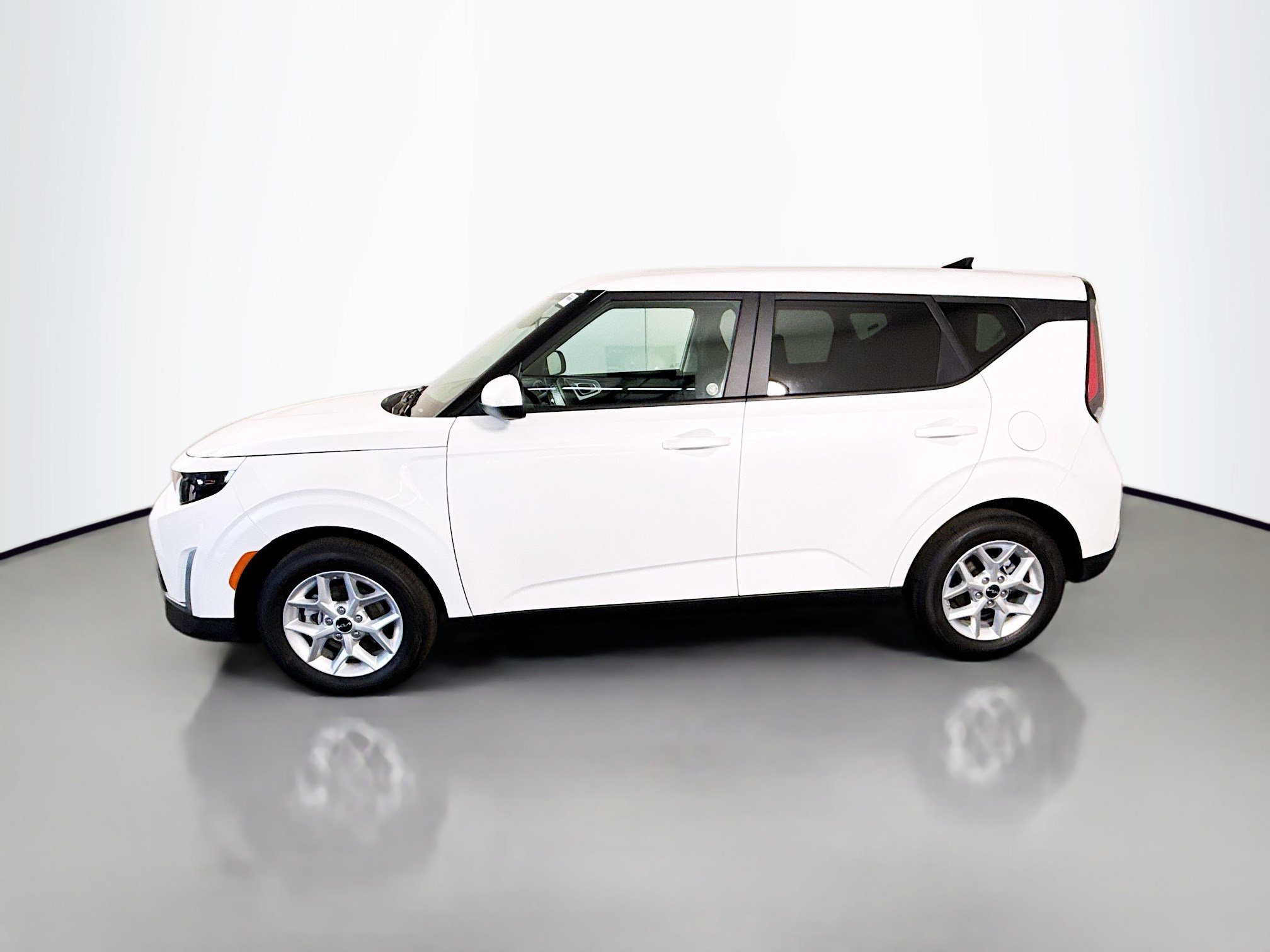 Used 2025 Kia Soul LX w/ LX Technology Package FWD image 6