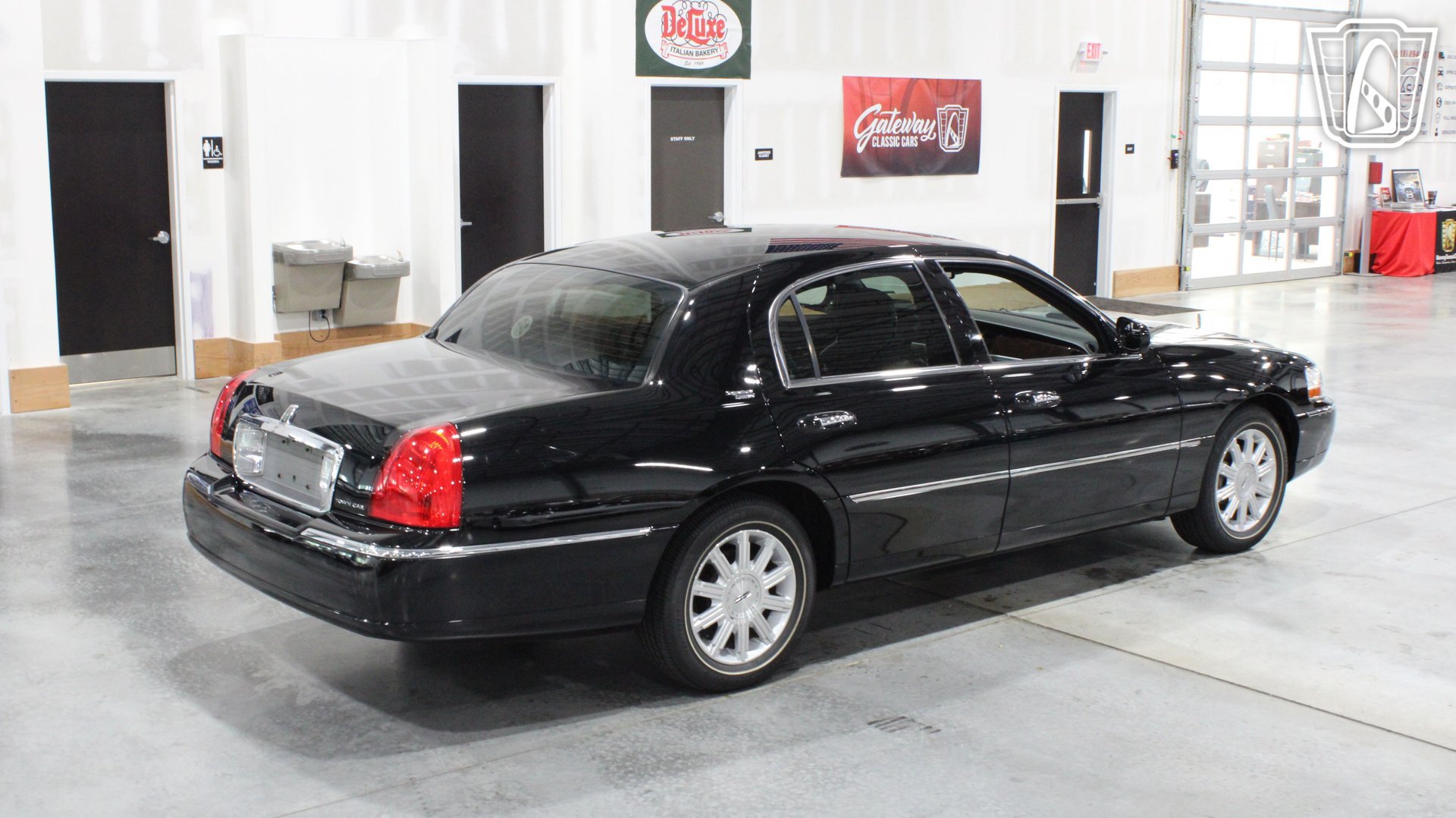 Used 2006 Lincoln Town Car Signature Limited RWD image 34