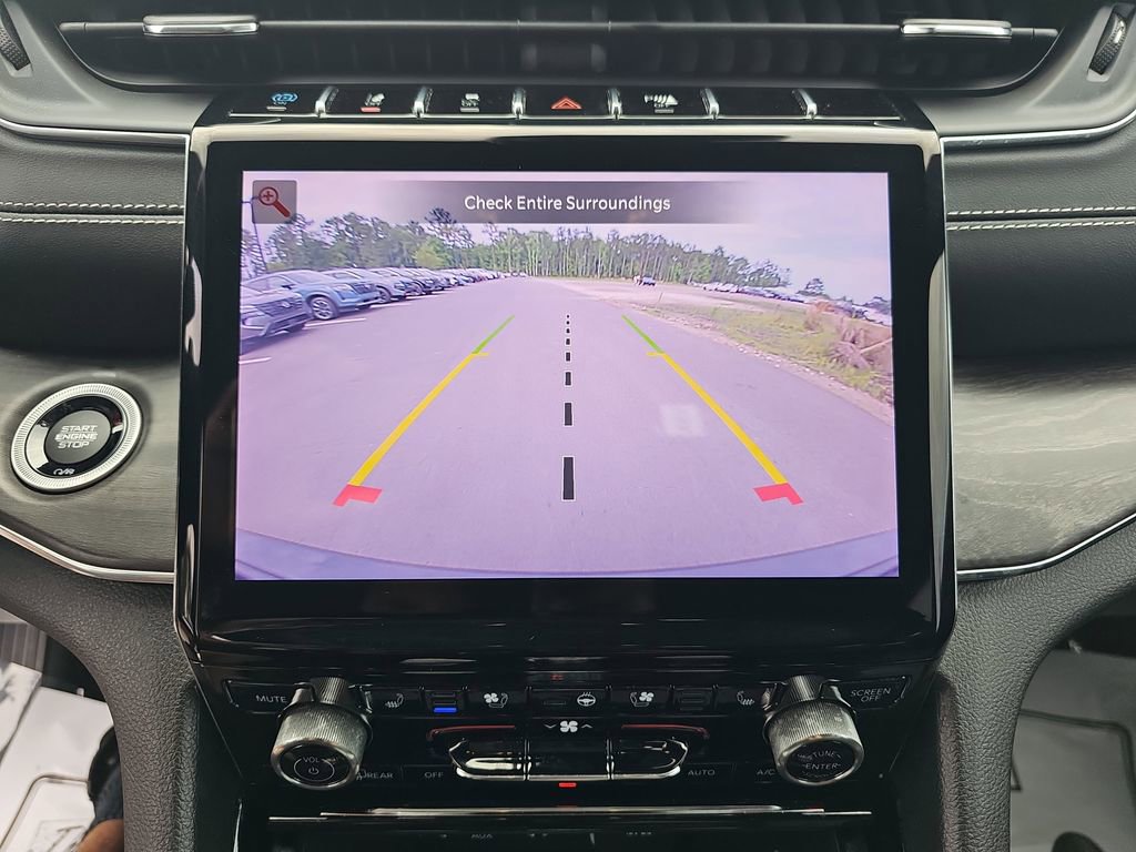Used 2023 Jeep Grand Cherokee Overland w/ Luxury Tech Group IV AWD/4WD image 28