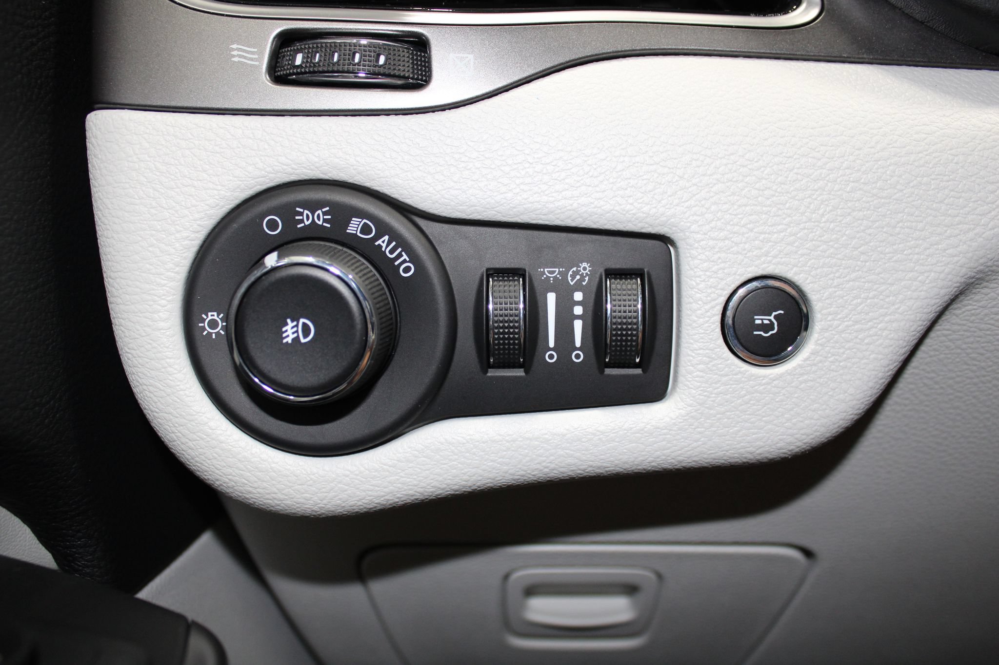 Used 2019 Jeep Cherokee Overland w/ Technology Group AWD/4WD image 42