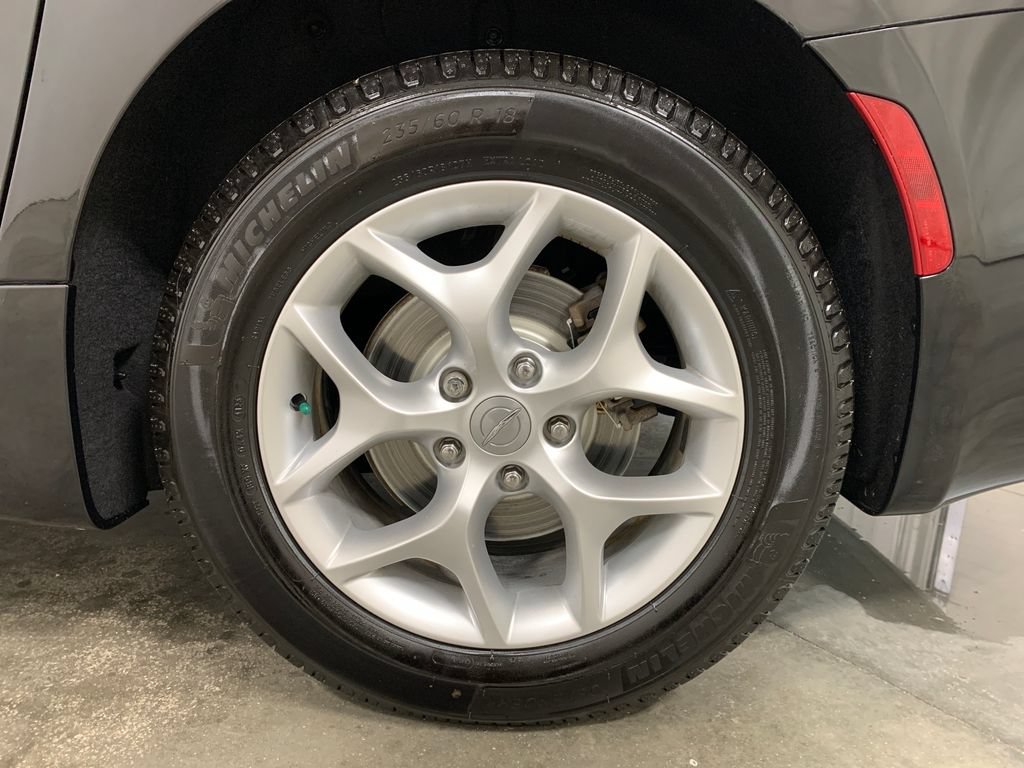 Used 2018 Chrysler Pacifica Touring-L w/ Tire & Wheel Group FWD image 24