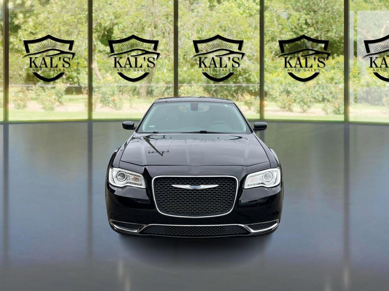 Used 2018 Chrysler 300 Touring RWD image 2