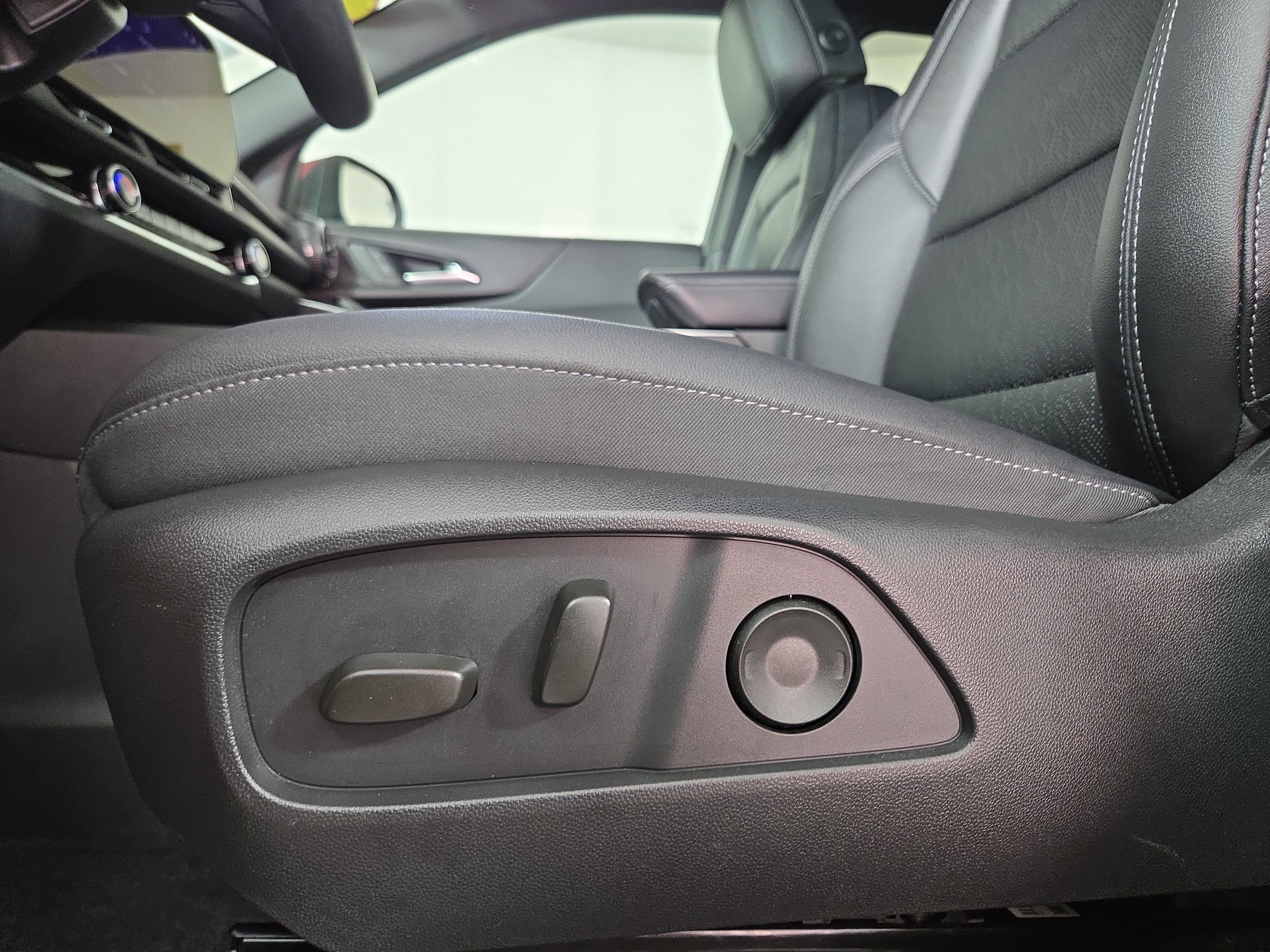 Certified 2026 Chevrolet Equinox LT w/ Convenience Package II FWD image 30