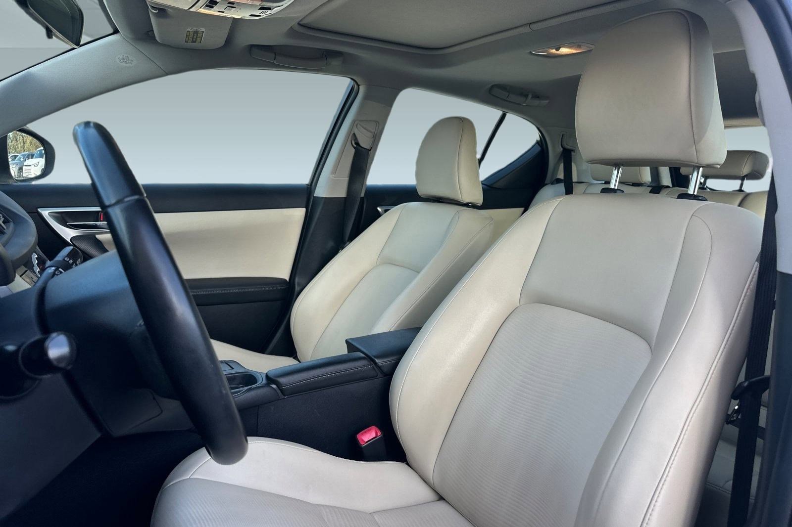 Used 2013 Lexus CT 200h image 23