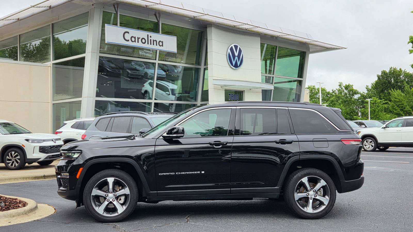 Used 2025 Jeep Grand Cherokee Limited w/ Luxury Tech Group II RWD image 2