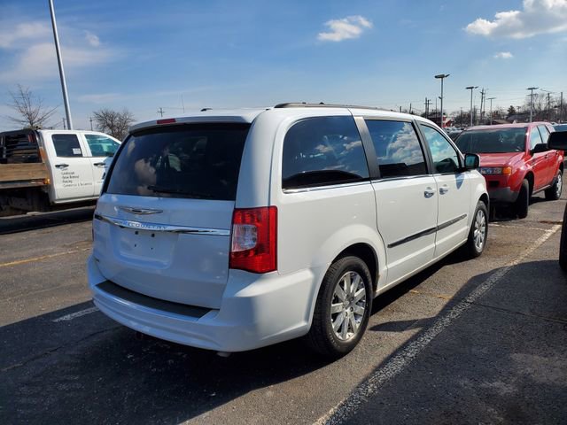 Used 2014 Chrysler Town & Country Touring image 3