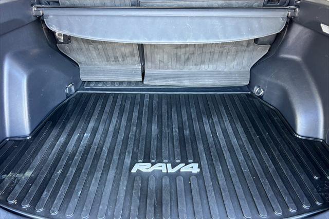 Certified 2021 Toyota RAV4 LE AWD/4WD image 16