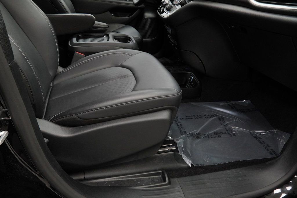 Certified 2024 Chrysler Pacifica Limited image 45