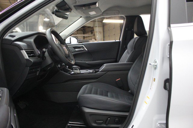 New 2026 Mitsubishi Outlander SE image 6