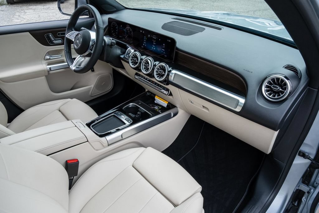 Used 2026 Mercedes-Benz GLB 250 4MATIC w/ Exclusive Package image 28