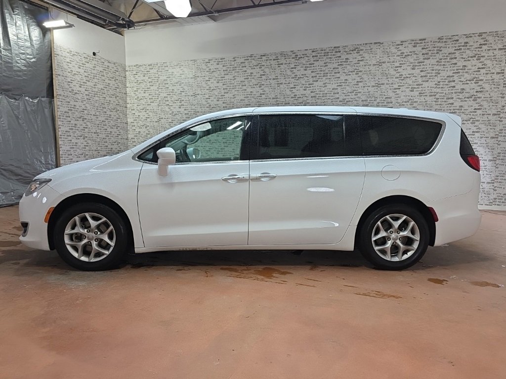 Used 2019 Chrysler Pacifica Touring Plus w/ Tire & Wheel Group image 4