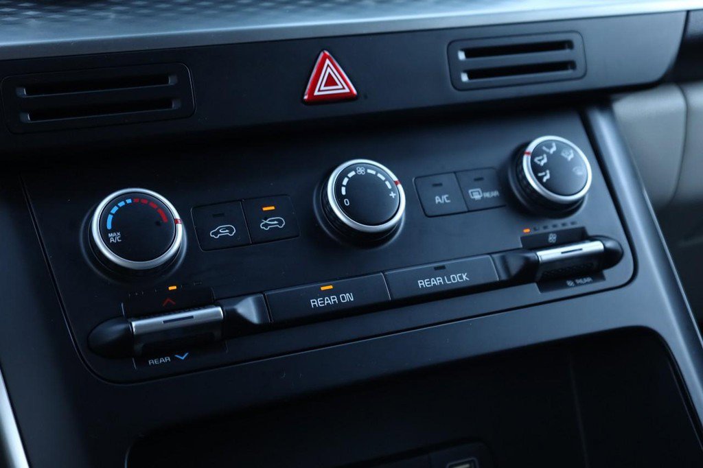 Used 2024 Kia Carnival LX image 15