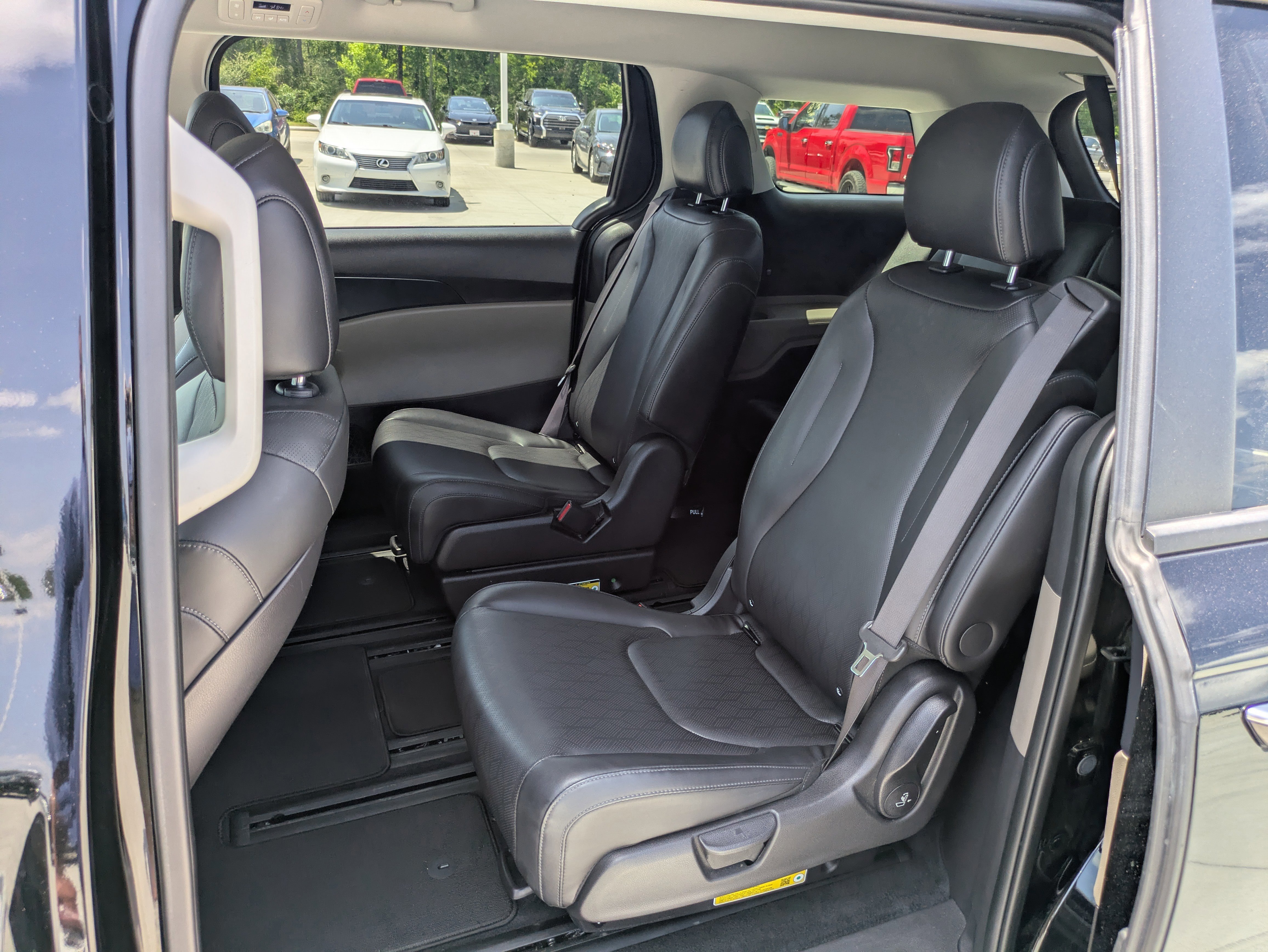 Used 2025 Kia Carnival FWD image 13