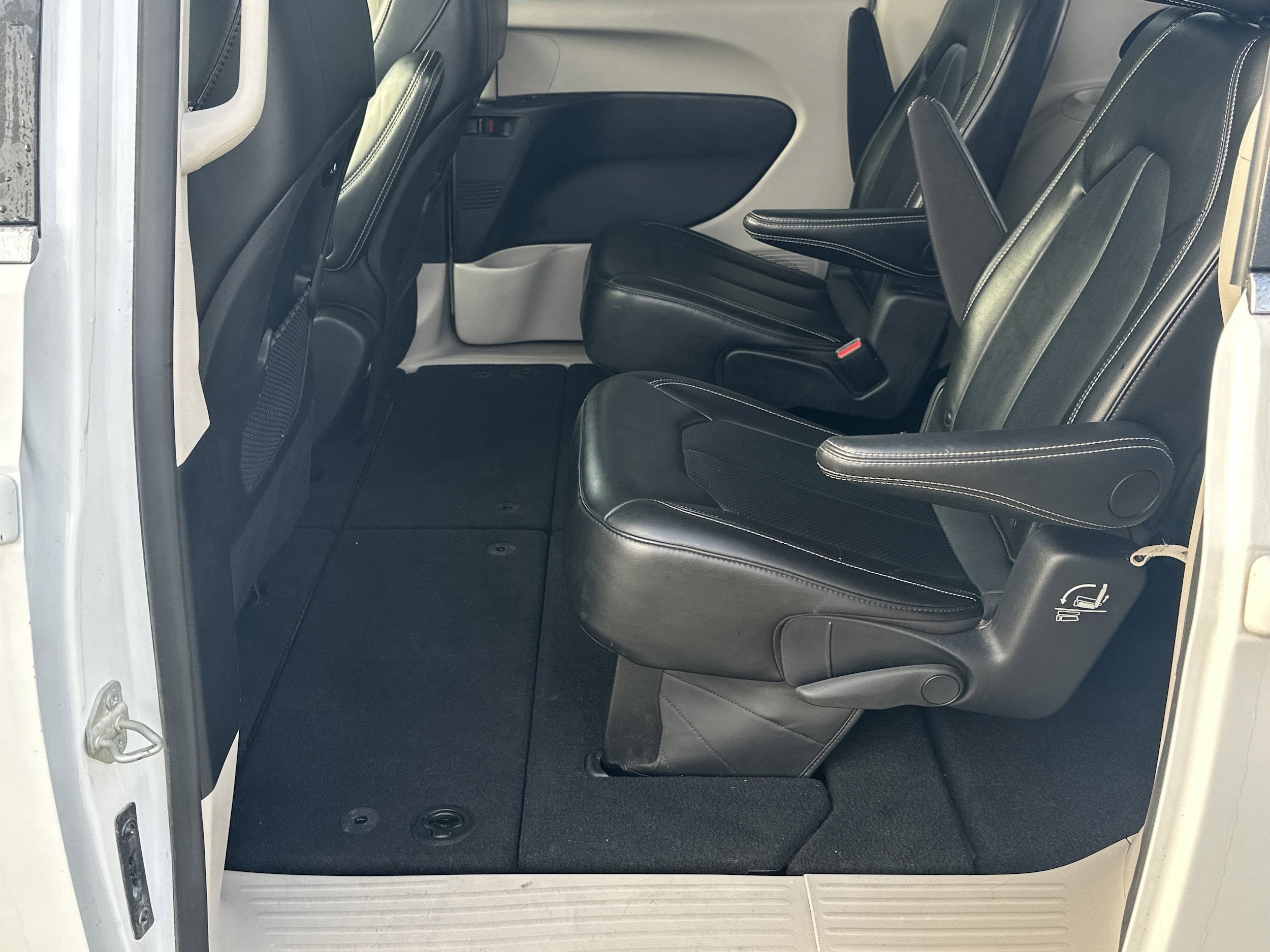 Used 2024 Chrysler Pacifica Touring-L FWD image 19