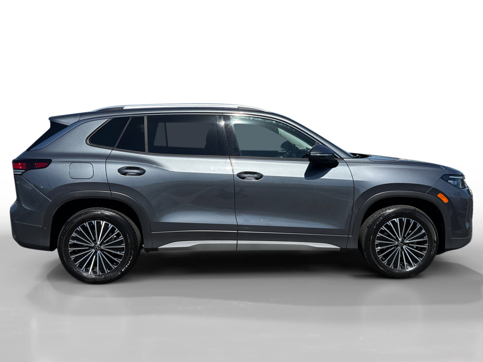 Certified 2025 Volkswagen Tiguan S FWD image 6