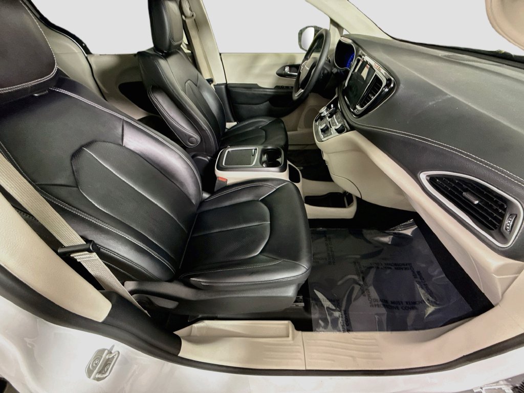 Used 2024 Chrysler Pacifica Touring-L AWD/4WD image 31