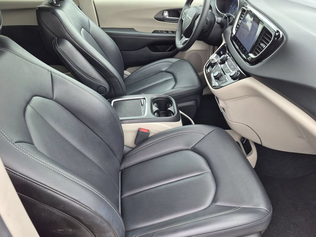 Used 2024 Chrysler Pacifica Touring-L FWD image 32