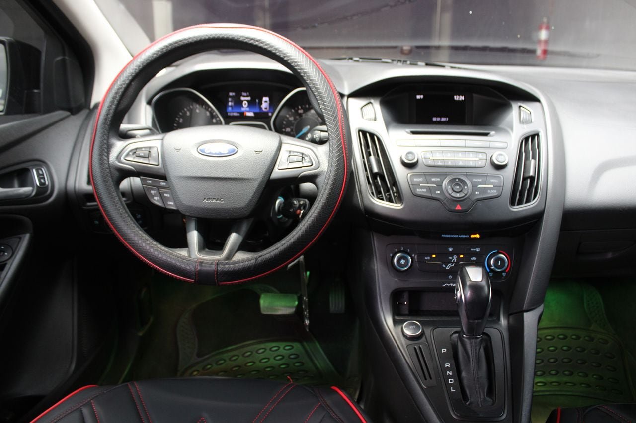 Used 2016 Ford Focus SE FWD image 16