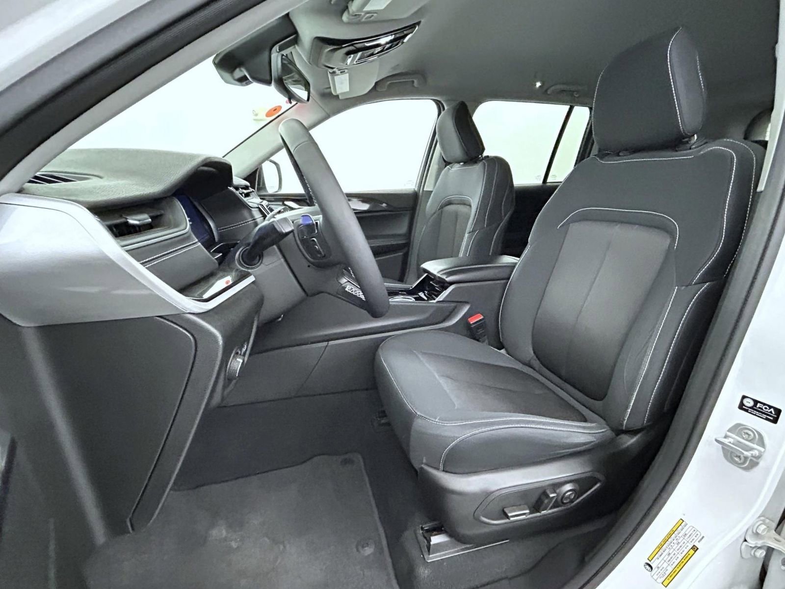 Certified 2023 Jeep Grand Cherokee Laredo AWD/4WD image 10