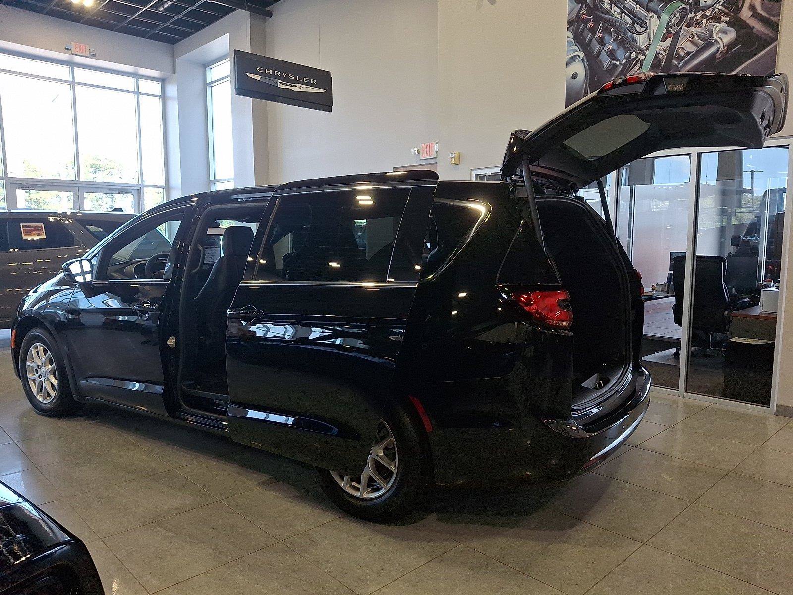 New 2027 Chrysler Pacifica Select FWD image 2