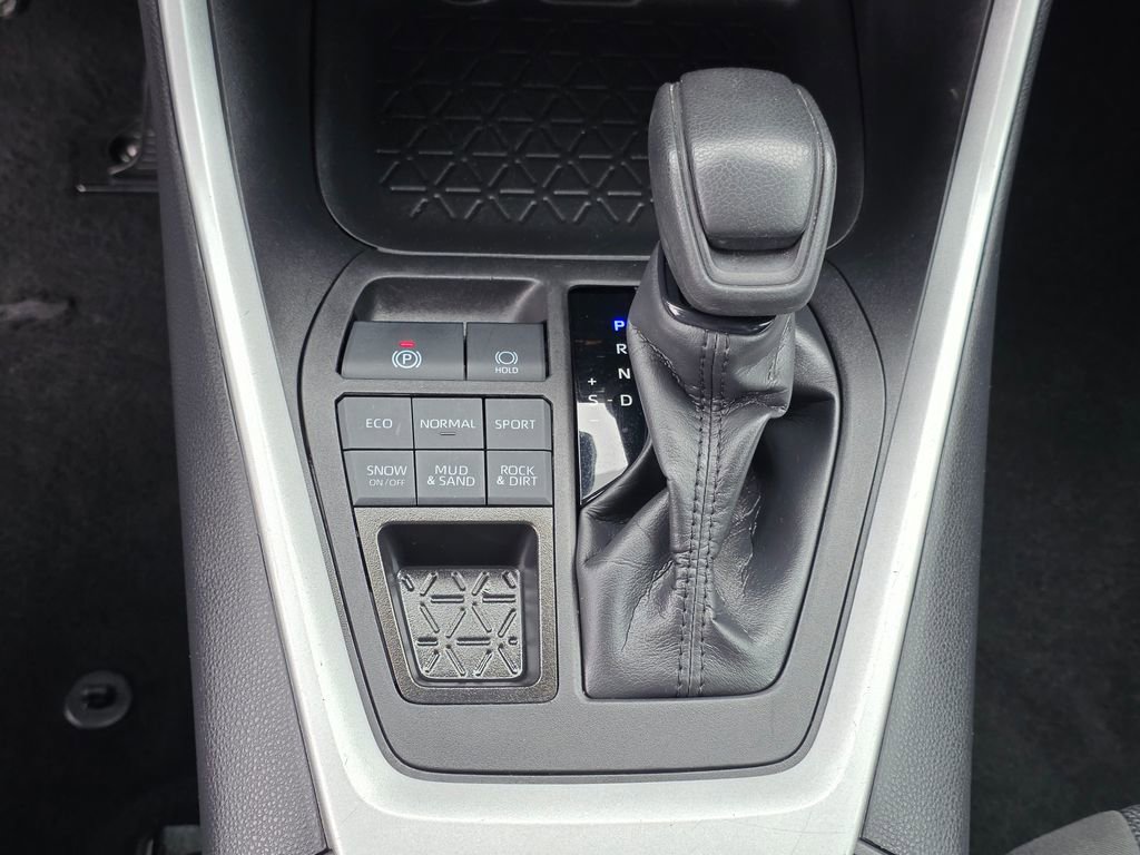 Used 2024 Toyota RAV4 LE AWD/4WD image 25