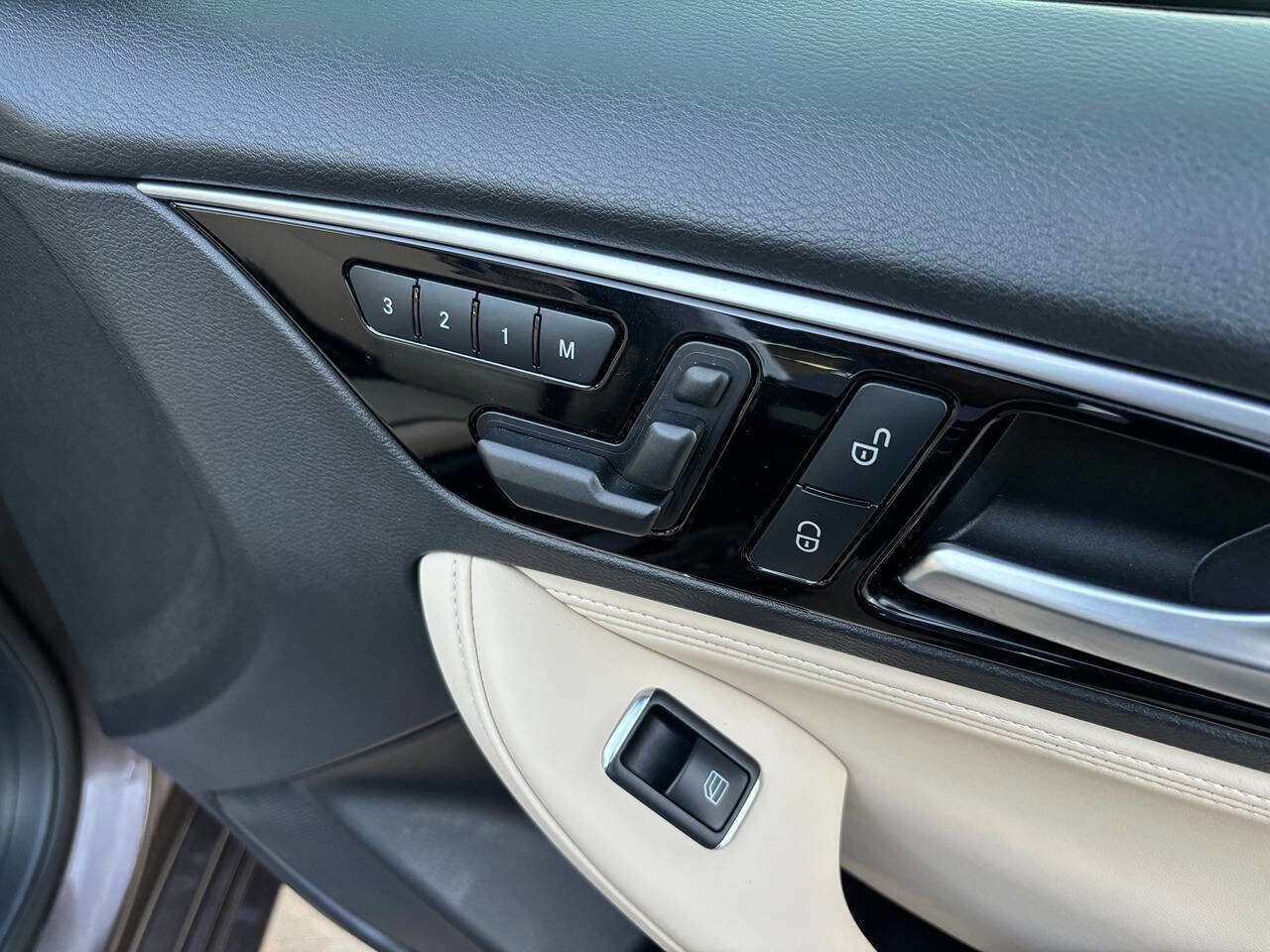 Used 2019 INFINITI QX30 w/ Navigation Package image 22