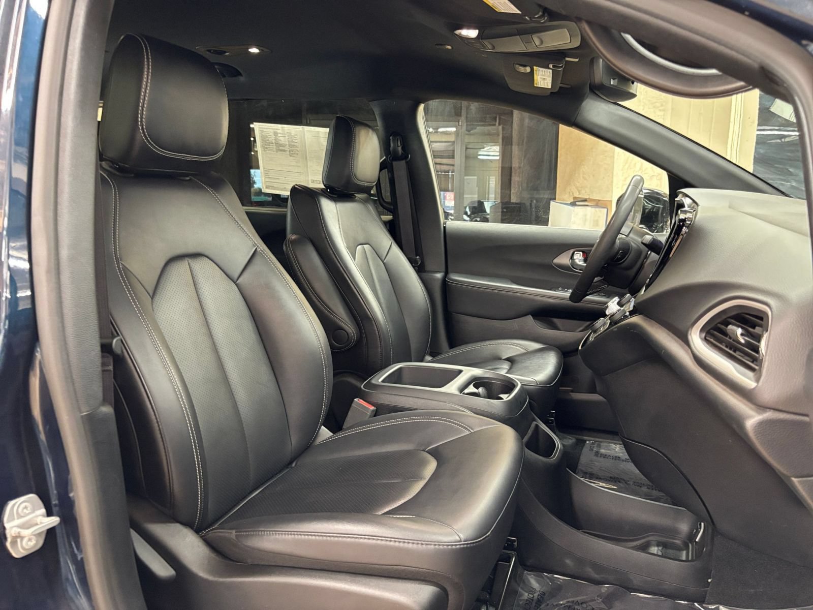 Used 2025 Chrysler Pacifica Select FWD image 38