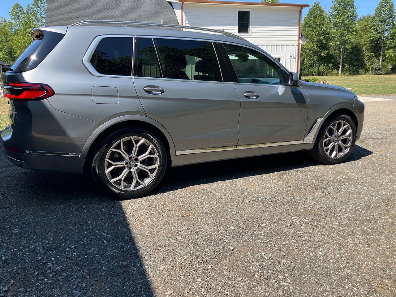 Used 2025 BMW X7 xDrive40i w/ Premium Package AWD/4WD image 3