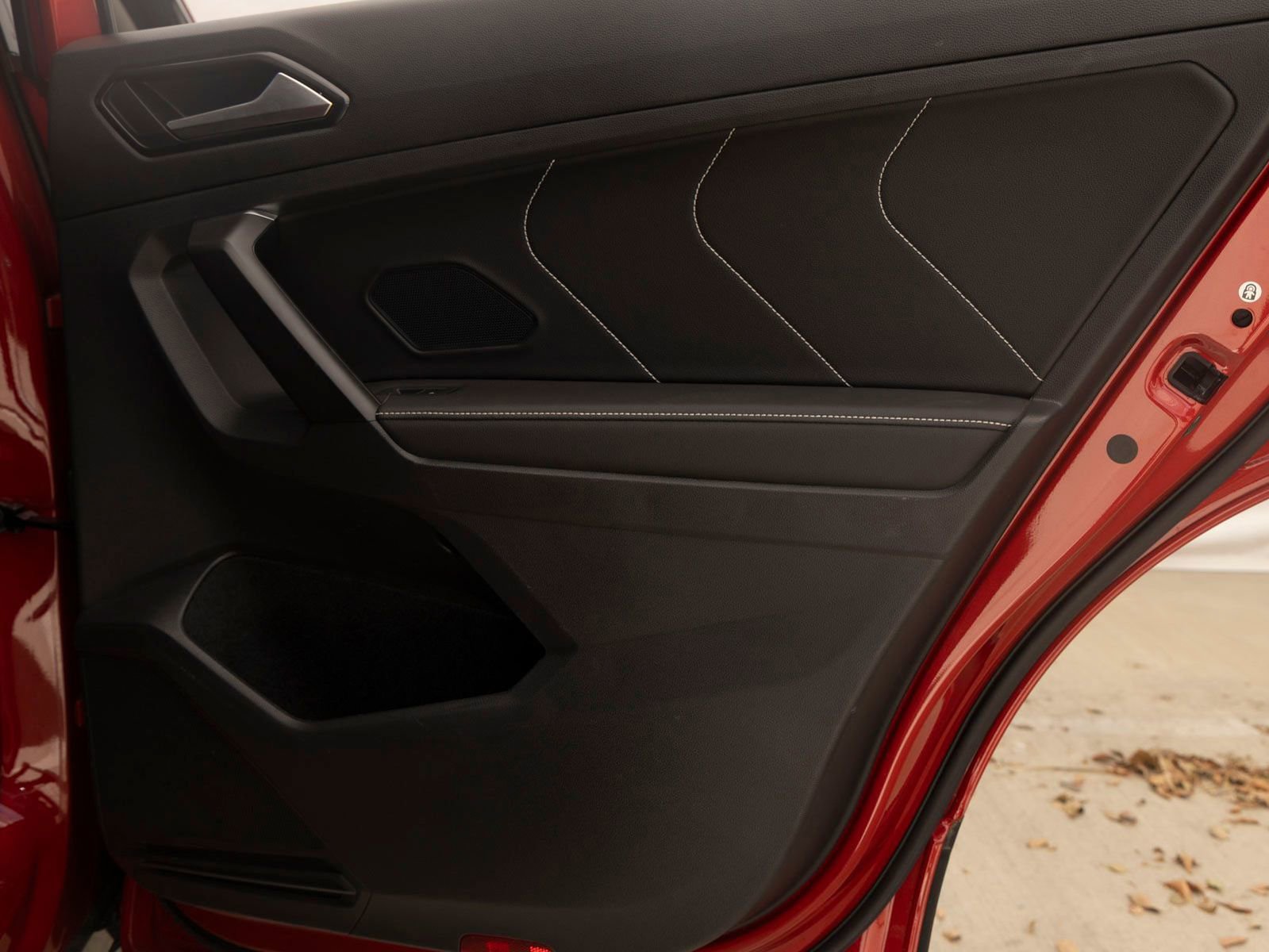 Used 2022 Volkswagen Tiguan SE w/ Panoramic Sunroof Package image 22