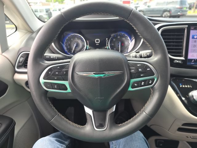 Used 2023 Chrysler Pacifica Touring-L FWD image 18