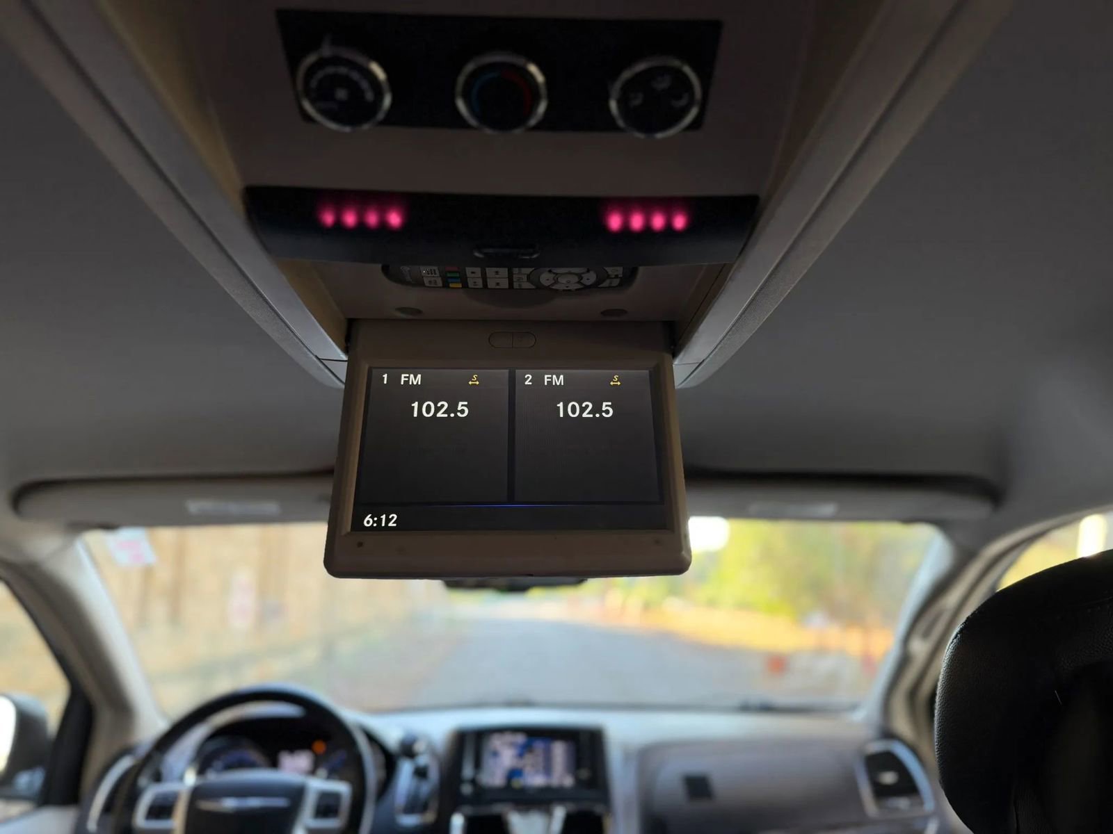 Used 2015 Chrysler Town & Country Touring FWD image 30