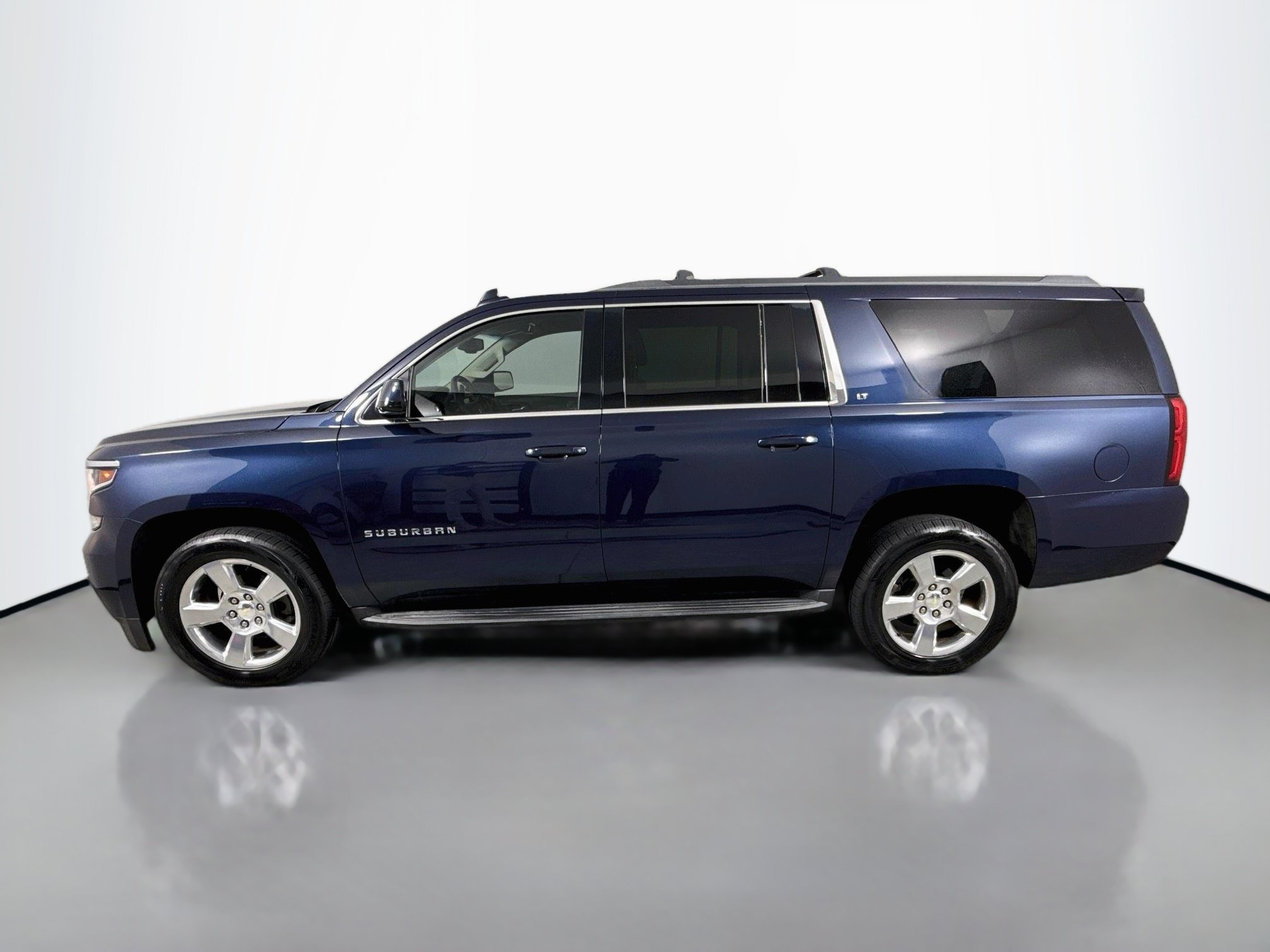 Used 2017 Chevrolet Suburban LT RWD image 4