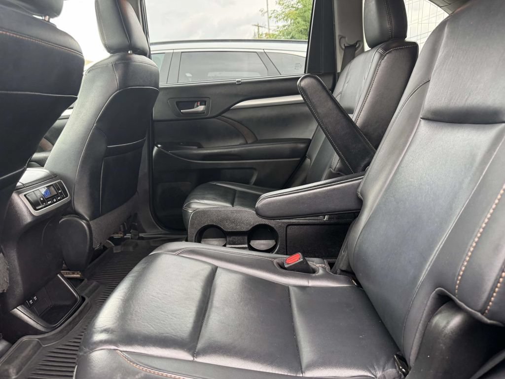 Used 2019 Toyota Highlander XLE AWD/4WD image 11