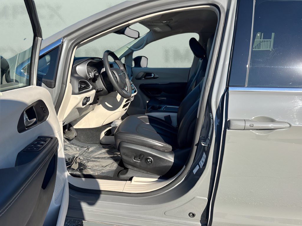 Used 2023 Chrysler Pacifica Touring-L FWD image 9