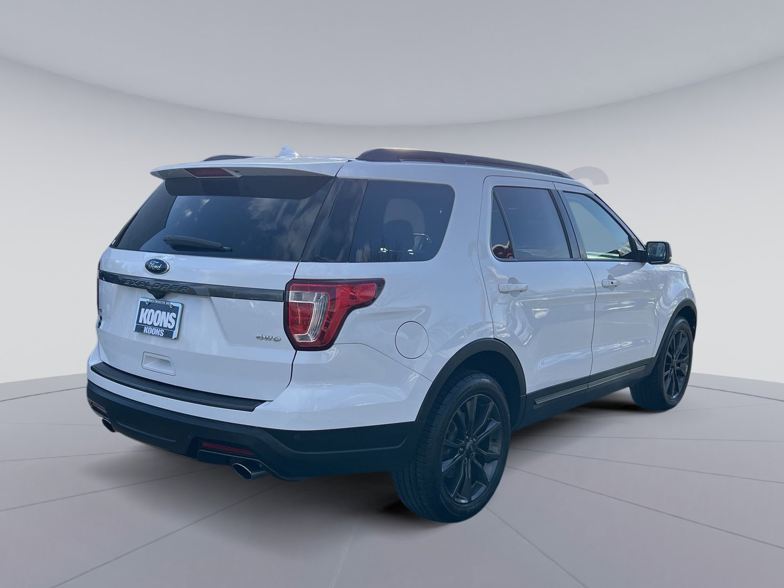 Used 2018 Ford Explorer XLT w/ Equipment Group 202A image 7