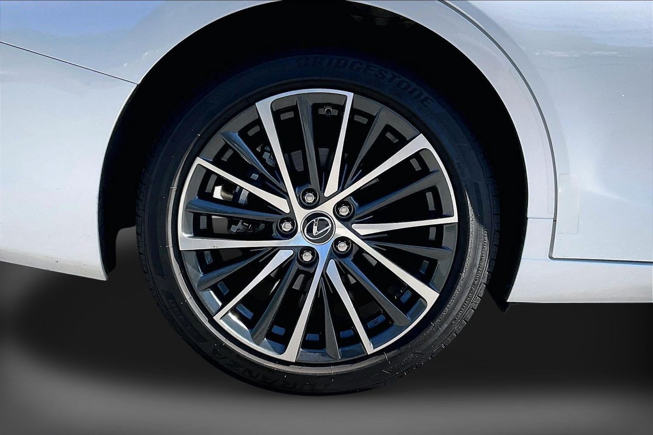 Used 2025 Lexus ES 300h w/ Premium Package FWD image 37