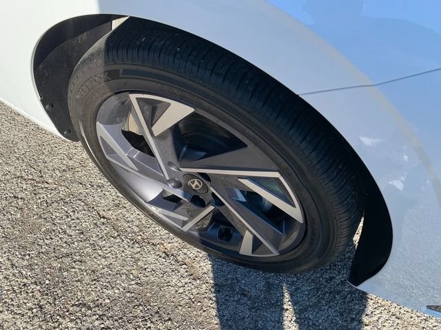 Certified 2025 Hyundai Elantra SEL FWD image 9