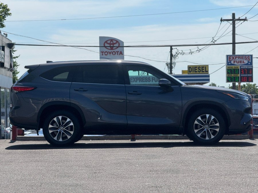 Used 2021 Toyota Highlander XLE AWD/4WD image 4