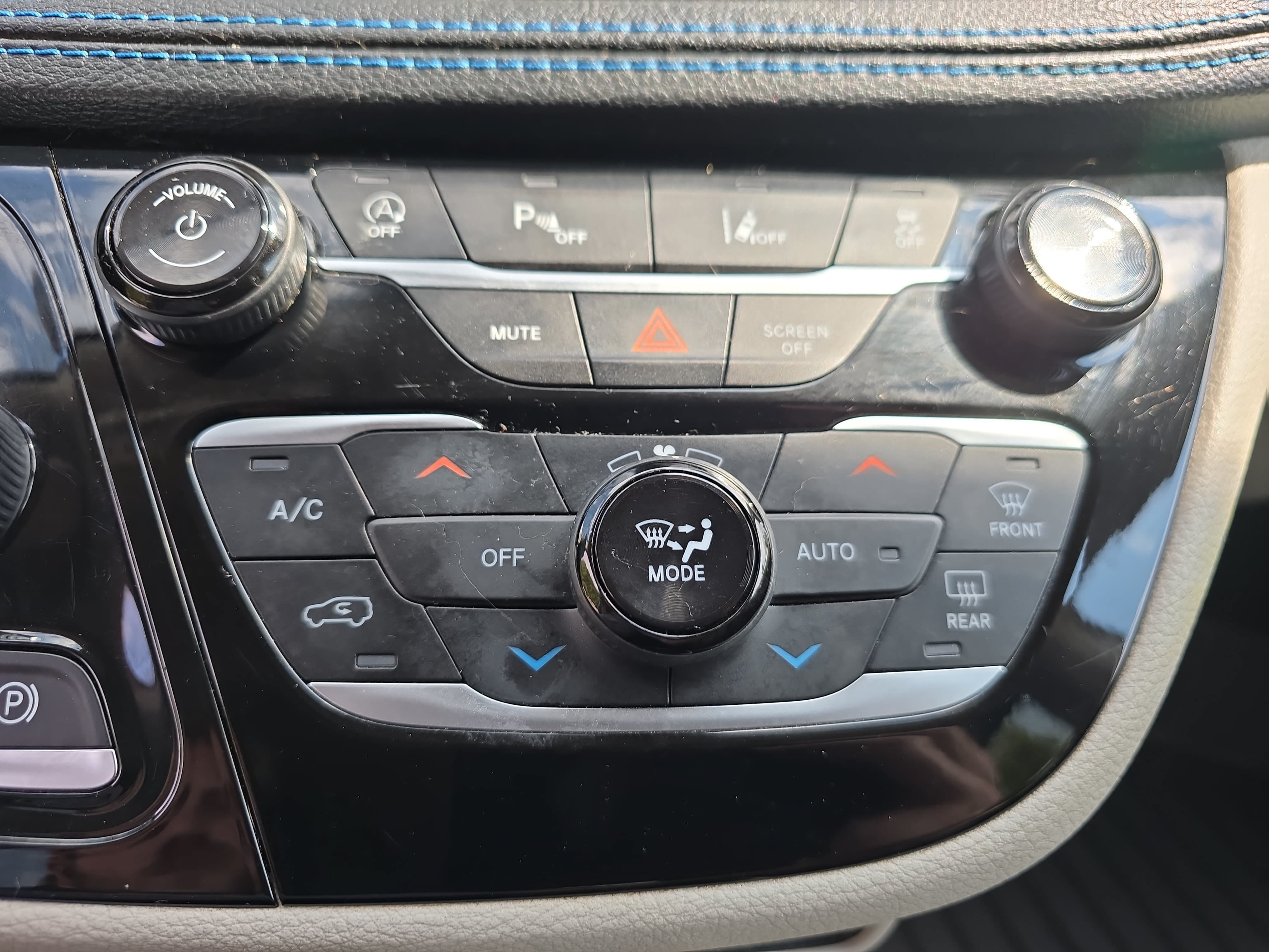 Used 2021 Chrysler Pacifica Touring-L FWD image 21