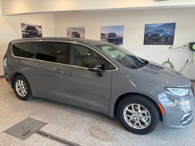 Used 2025 Chrysler Pacifica Select FWD video 1
